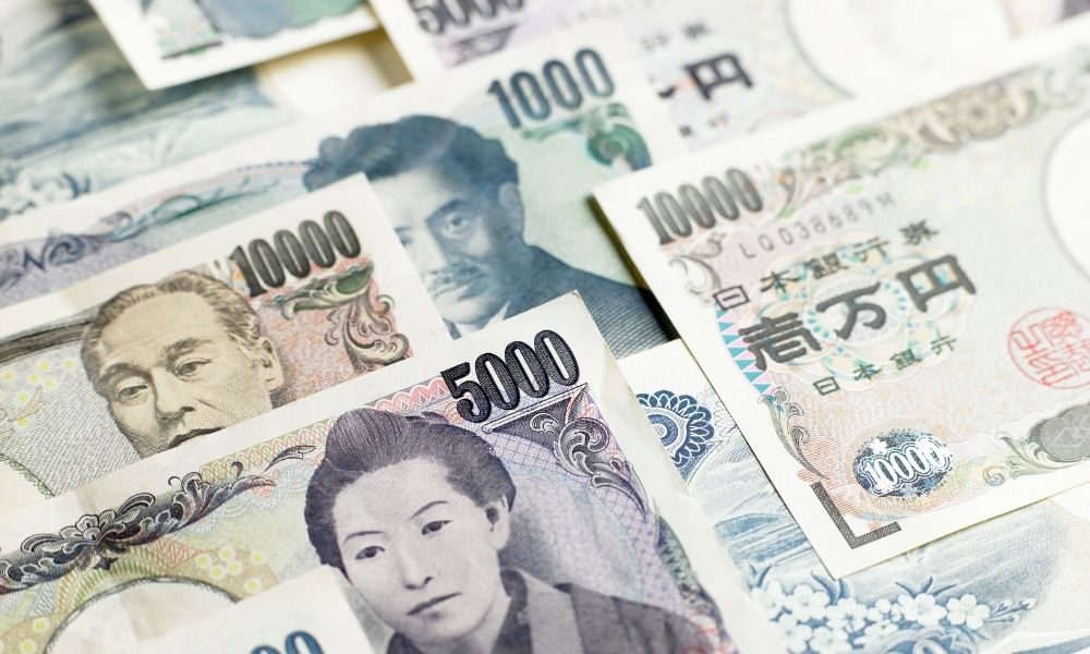 Yen slides through 120 as U.S. hike path steepens