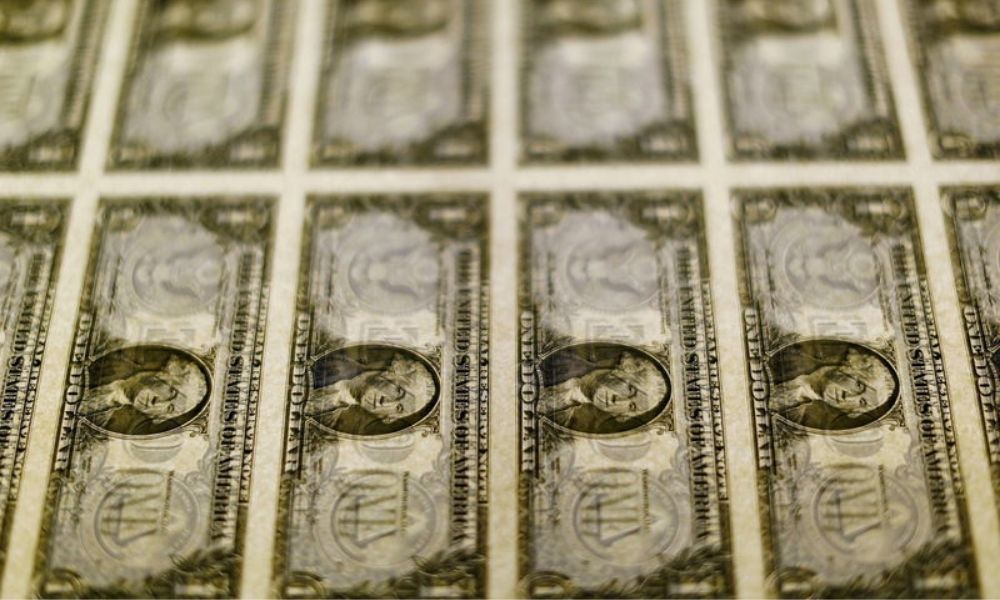 Dollar Edges Higher; U.K. CPI Climbs to 30-Year High