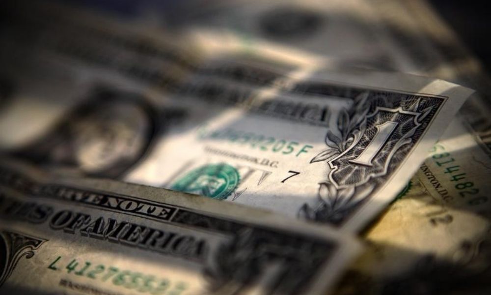 Dollar Down, but Investors’ Flight to Safety Limits Losses