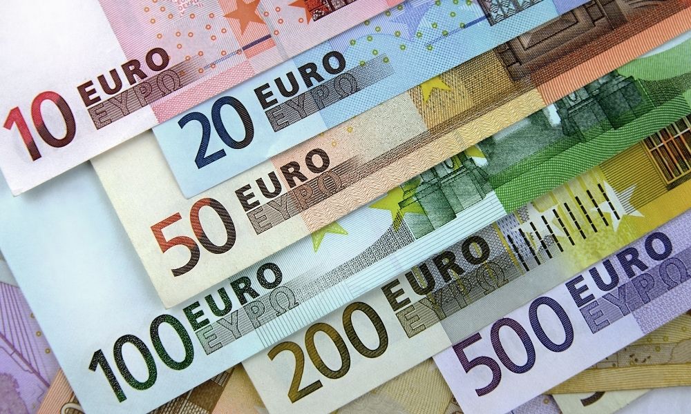 Euro weighed down by waning hopes for peace, kiwi helped by RBNZ hike